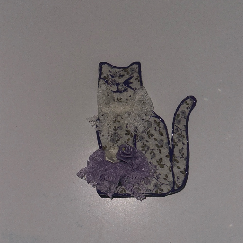 Handmade Magnet Floral Lace Cat Decor with Purple Accents